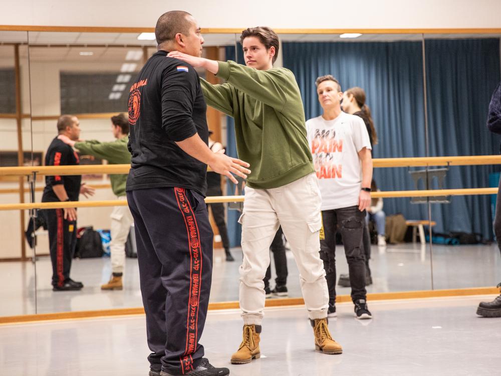 Twee personen die Krav Maga beoefenen