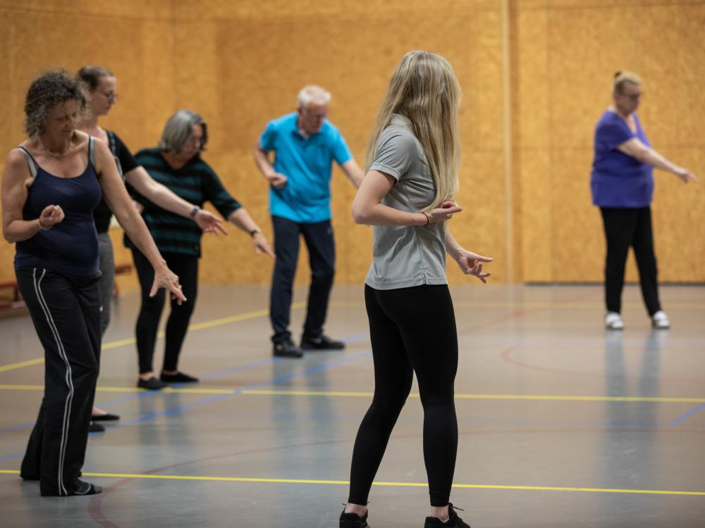 Mensen in kring die een oefening doen