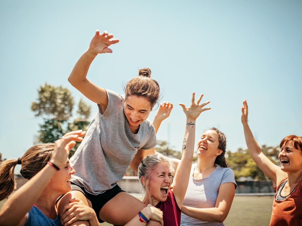 Vrouw die in de lucht wordt gehouden