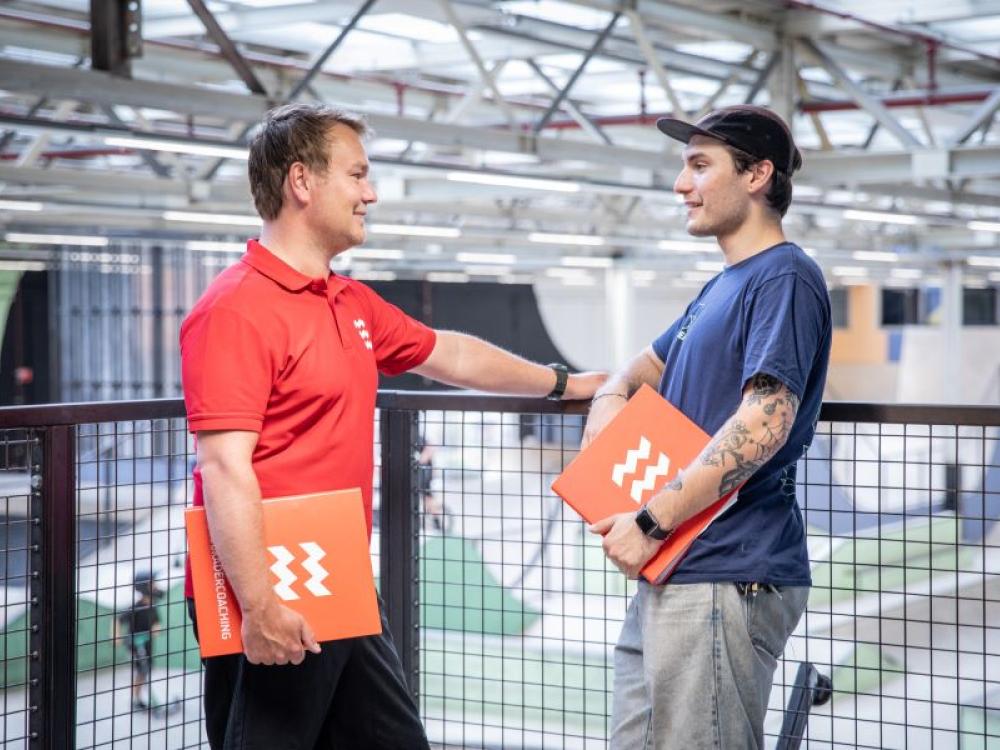 Twee mannen voeren gesprek in area 51