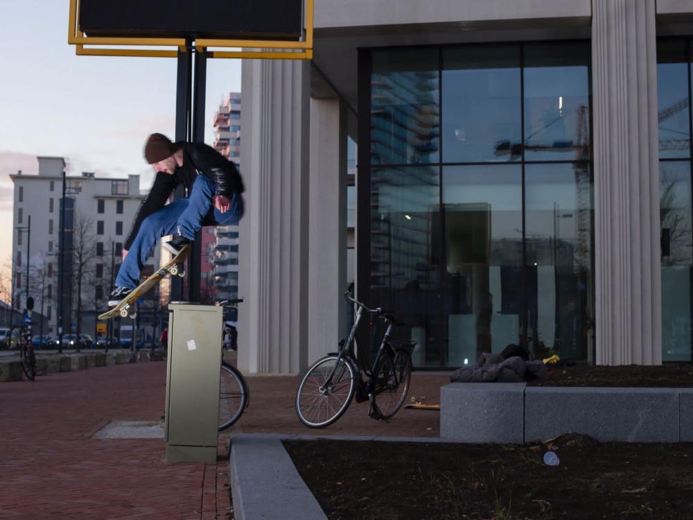 Skater doet truc op skateboard