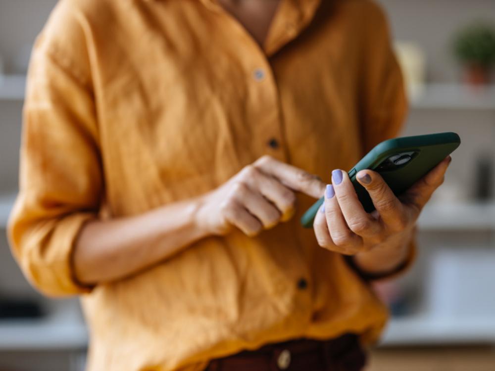 Vrouw gebruikt telefoon