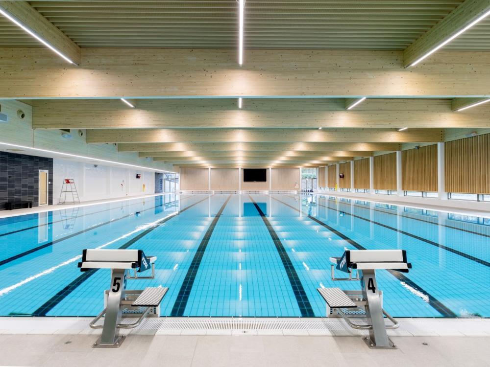 Het sportbad van de Tongelreep met startblokken en zwembanen