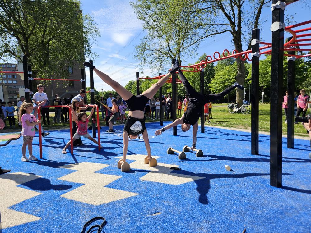jongeren op het Calisthenicspark in ’t Hool