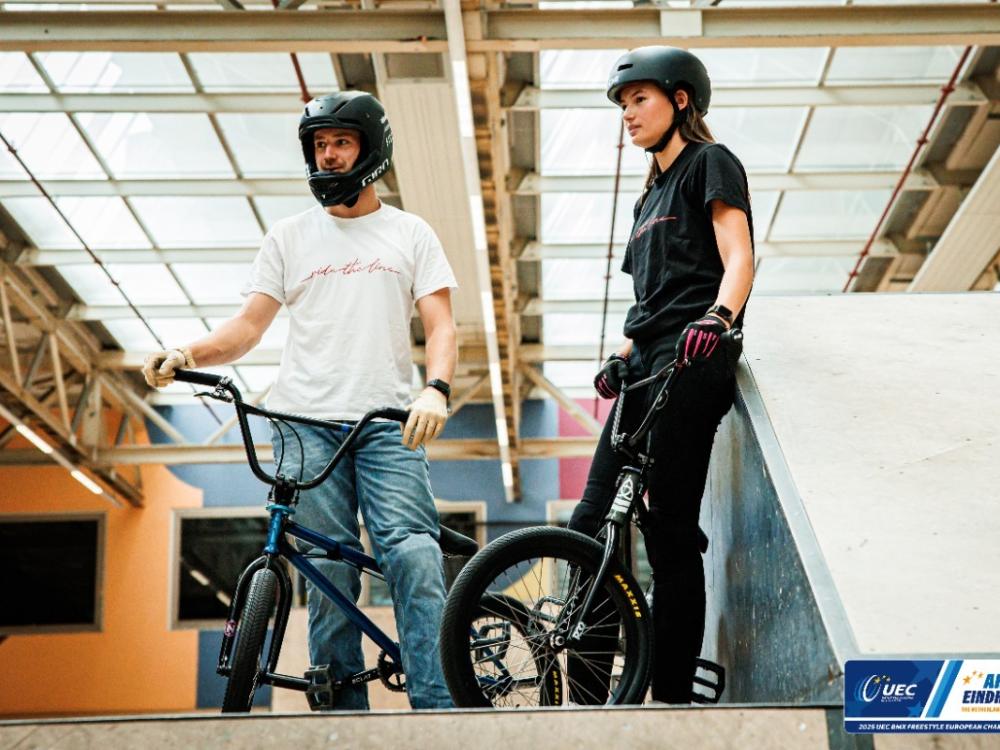 Twee BMX'ers met hun fietsen