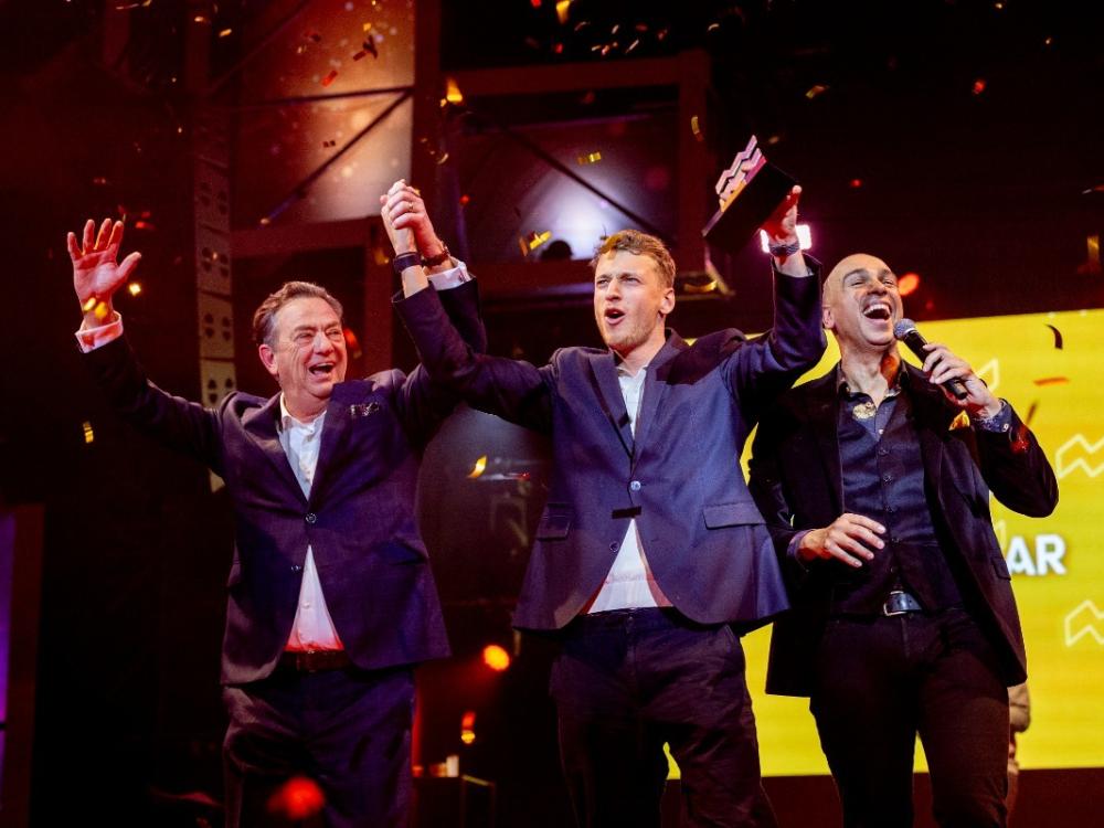 Twee mannen samen met de Sporter van het jaar 2024 tijdens de Eindhoven SportAwards