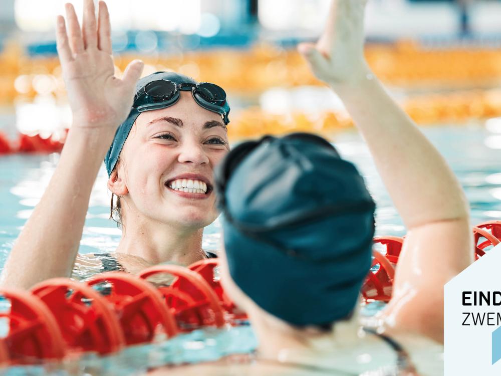 Vrouwen die high five geven in het zwembad