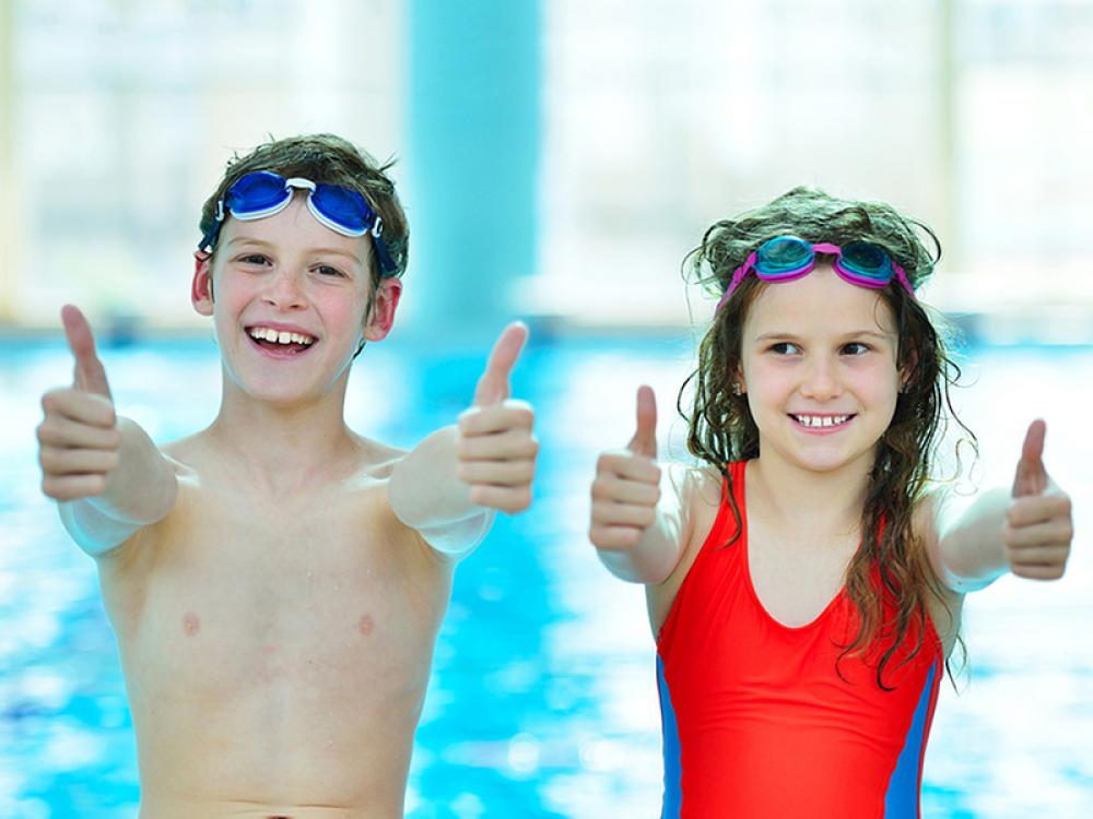 Twee kinderen naast elkaar met duimen omhoog