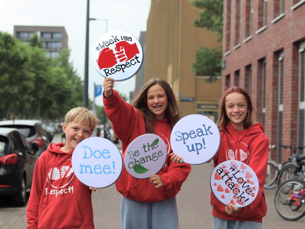foto kinderen met buttons voor week van respect 