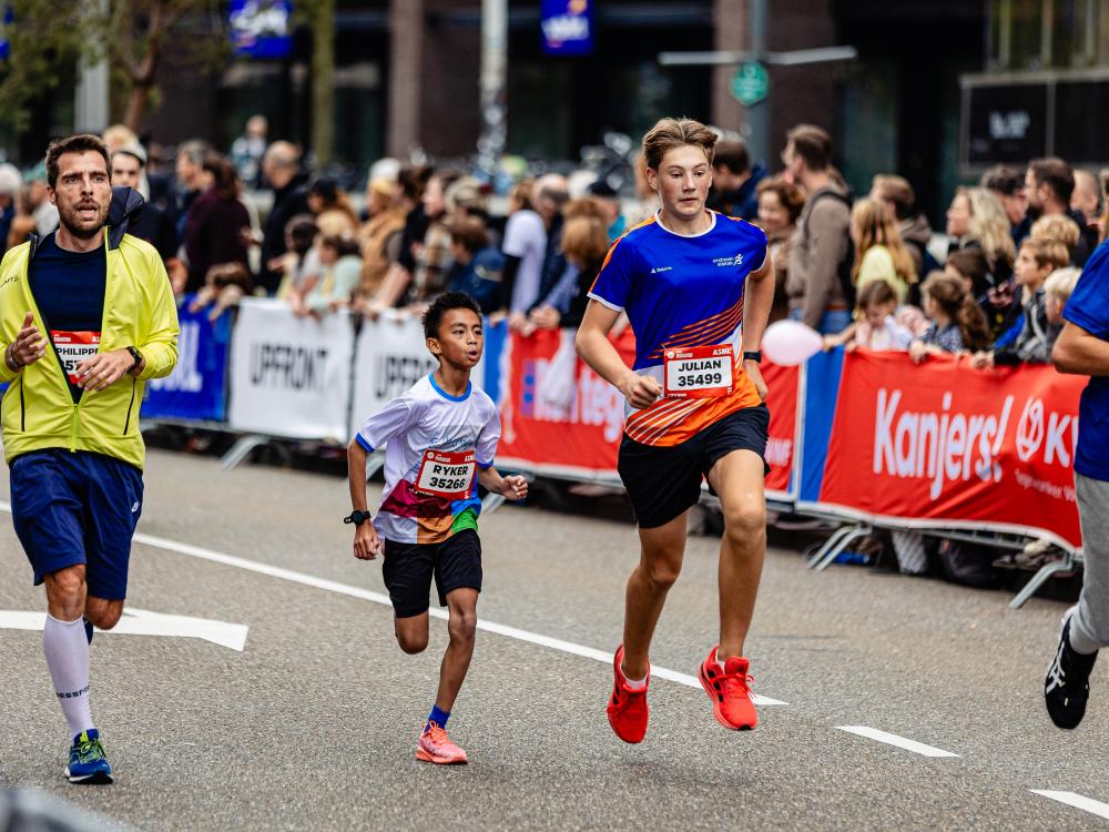 Jongeren rennend tijdens de marathon in Eindhoven