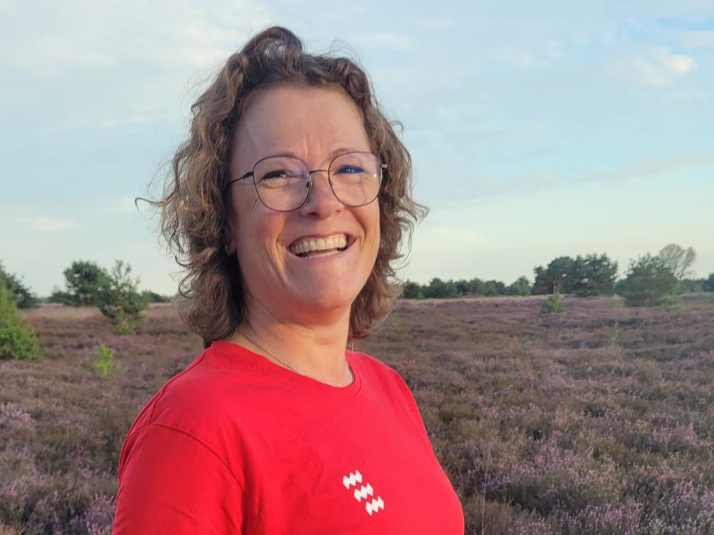 Vrouw die wandelt in buitengebied