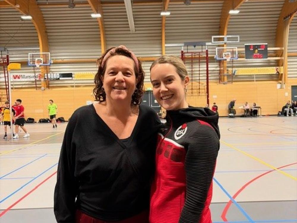 Vertrouwenscontactpersonen Nikke en Karin bij korfbalvereniging DSC